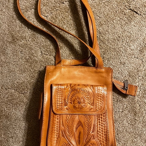 Vintage Elegant Tan Leather Crossbody Bag - Picture 2 of 4